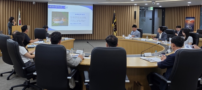 인천항만공사 이수아 물류전략처 팀장이 골든하버 투자 설명회를 진행하고 있다. 사진 : IPA