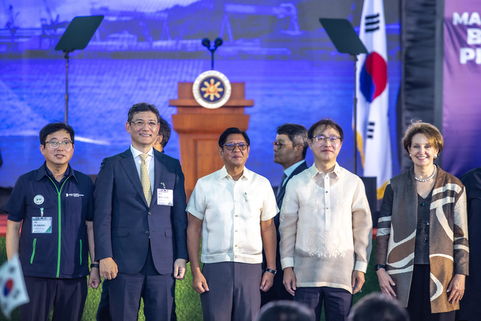 강재 절단식에 참석한 오세광 HD현대필리핀조선소 대표(왼쪽부터), 김성준 HD한국조선해양 대표, 페르디난드 마르코스 주니어 필리핀 대통령, 이상화 주필리핀 한국대사, 메리케이 칼슨 주필리핀 미국대사. 사진 : 필리핀 대통령실