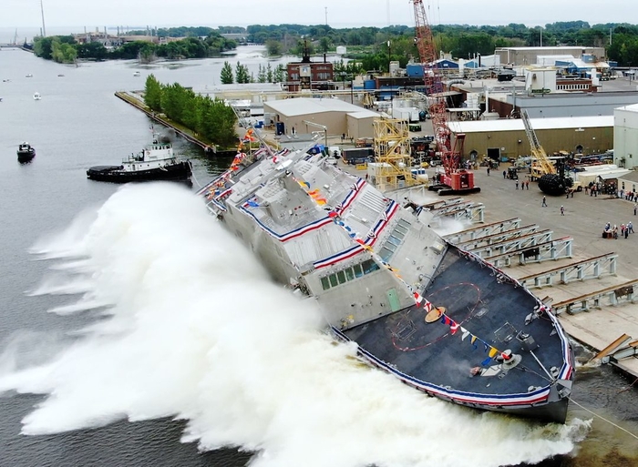 미국 위스콘신주 Fincantieri Marinette Marine에서 진수되고 있는 미 군함. 사진 : Lockheed Martin