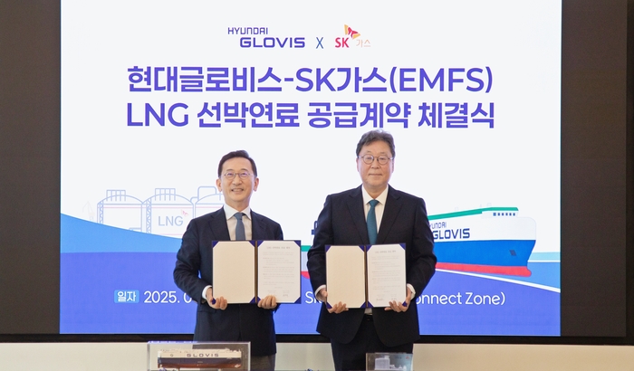 이규복 현대글로비스 대표(오른쪽)와 윤병석 SK가스 대표가 3일 경기도 성남 SK가스 본사에서 LNG선박연료 공급계약을 체결했다. 사진 : 현대글로비스