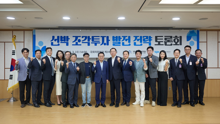 토론회 참석자들이 포즈를 취했다.
