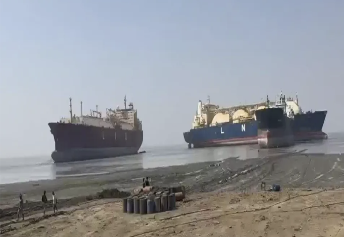 매각 후 해체장에 도착한 노후 LNG운반선들. 사진 : Sitakunda Ship Breaking