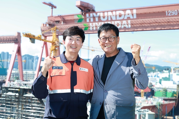 조선업계 최초 ‘父子 명장’이 된 고윤열, 고민철씨. 사진 : HD현대