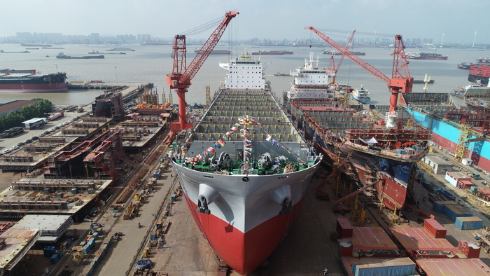 중국 양쯔장조선소에서 건조된 3300TEU급 컨테이너선. 사진 : Ningbo Ocean Shipping