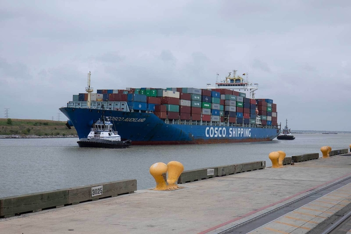 미국 휴스턴항에 입항하는 Cosco 컨테이너선. 사진 : ILA
