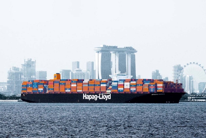 싱가포르항에 기항한 하팍로이드 컨테이너선. 사진 : Hapag Lloyd
