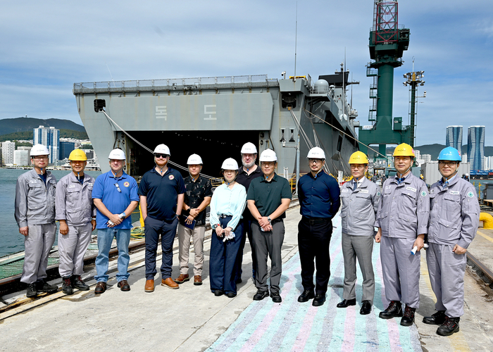 미 해군 해상체계사령부(NAVSEA)의 HJ중공업 실사팀. 사진 : HJ중공업