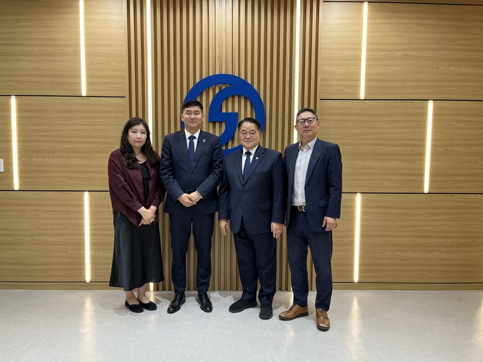한국해운협회를 방문한 바야르마그나이(왼쪽 두번째) 청장. 사진 : 한국해운협회