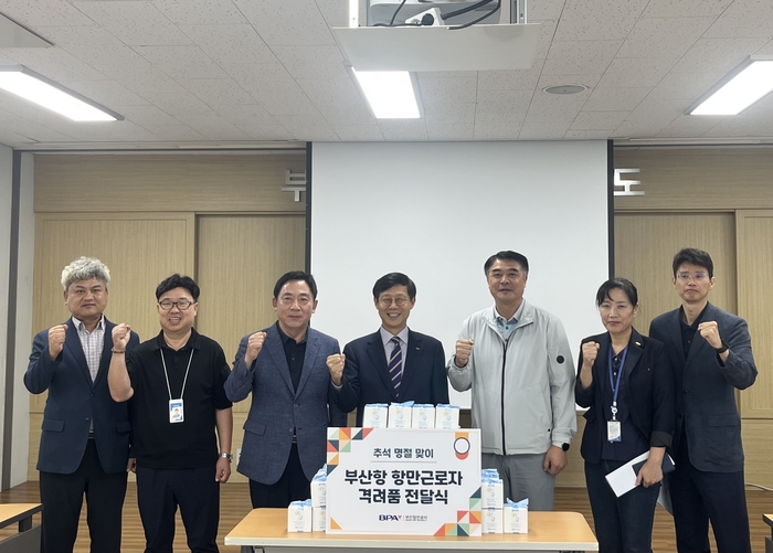 부산항보안공사를 격려차 방문한 송상근 BPA 사장(가운데). 사진 : BPA
