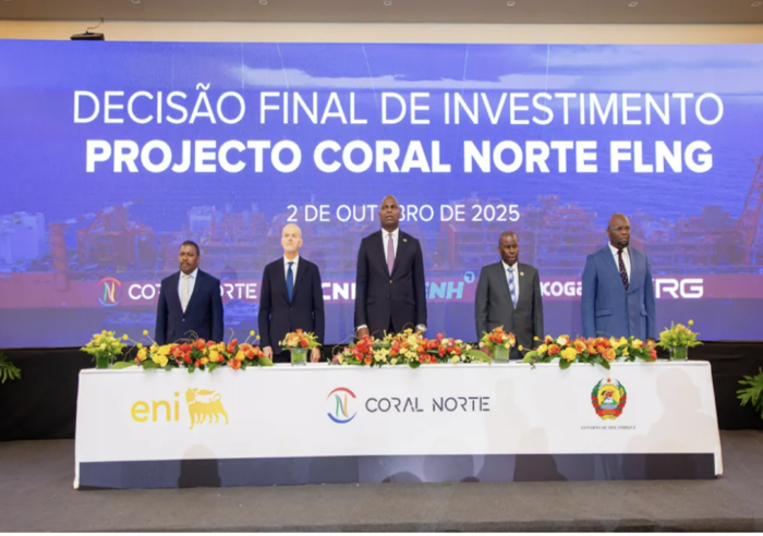 모잠비크 마푸토에서 열린 Coral Norte FLNG 프로젝트에 대한 FID 서명식. 왼쪽부터 마푸토주 국무장관 Henriques Bongence; Eni CEO Claudio Descalzi; 다니엘 차포 모잠비크 대통령; 모잠비크 광물자원부 장관 Estevao Pale; 그리고 마푸토 시장 Razak Manhique. 사진 : Eni