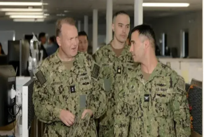 군 재직 당시의 앤더슨<왼쪽> 전 소장. 사진 : United States Navy