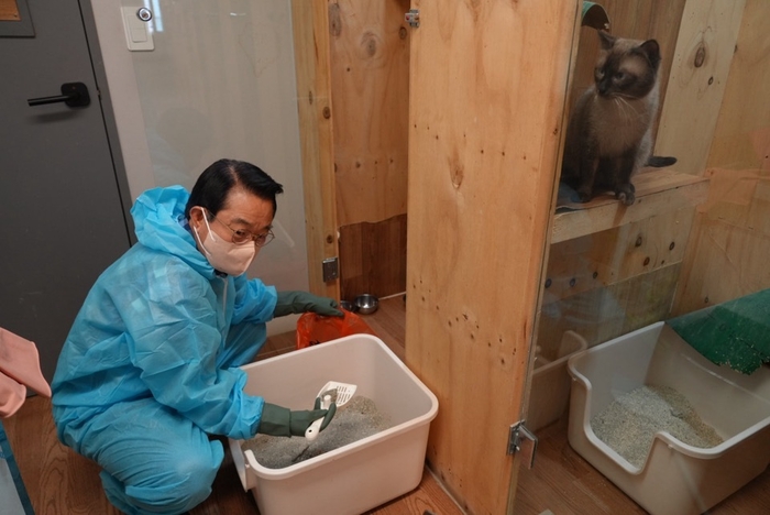 안병길 사장이 2일 부산 동부 유기동물 보호협회에서 청소 봉사활동을 펼치고 있다. 사진 : KOBC