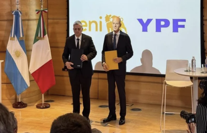 YPF의 CEO Horacio Marin(왼쪽)과 Eni의 CEO Claudio Descalzi가 계약 체결 후 포즈를 취하고 있다. 사진 : YPF