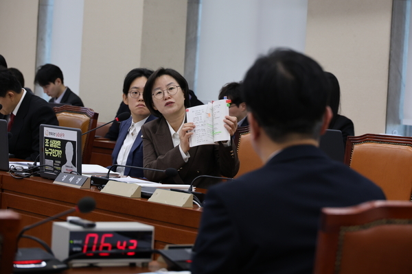 정혜경 의원이 15일 국회 기후에너지환경노동위원회 국정감사에서 한화오션 노무관계자의 수첩을 들어보이고 있다. 사진 : 정혜경 의원실
