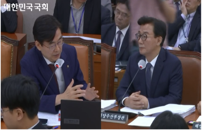 15일 국정감사에서 국민의힘 조경태(<왼쪽>의원의 질의를 전재수 장관이 경청하고 있다. 사진 : 국회인터넷의사중계시스