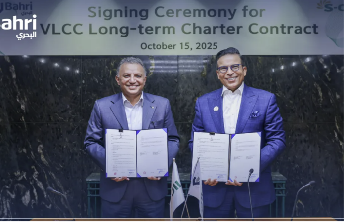 Bahri의 CEO Ahmed Ali Al-Subaey(오른쪽)와 S-Oil CEO Anwar Al-Hejazi가 계약서를 들어보이고 있다. 사진 : Bahri