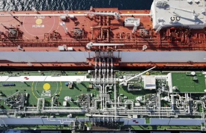 FSRU와 LNG운반선. 사진 : LNG Croatia