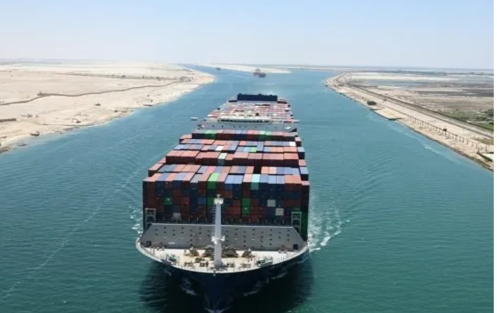 수에즈 운하를 통과하는 CMA CGM 컨테이너선. 사진 : SCA