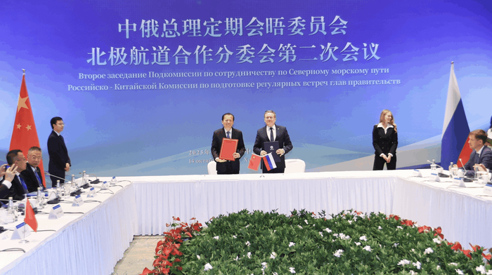 협정 체결식에 참석한 중국 교통부 장관 Liu Wei와 러시아 Rosatom 국장 Alexey Likhachev. 사진 : Rosatom
