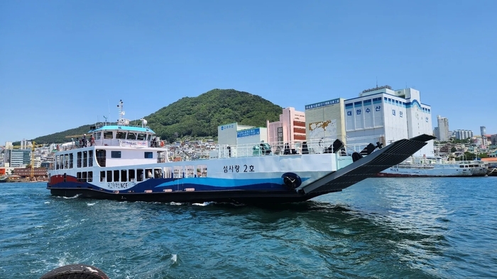 완도~모도 항로를 잇는 국가보조항로 여객선(섬사랑2호). 사진 : KOMSA
