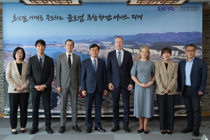 Peter van der Vliet 주한 네덜란드 대사 일행과 송상근 BPA 사장. 사진 : BPA