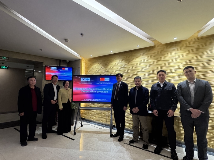 뉴뉴쉬핑 Ms. Severina Liu 이사(왼쪽에서 3번째)와 해진공 정영두 센터장(왼쪽 4번째). 사진 : KOBC