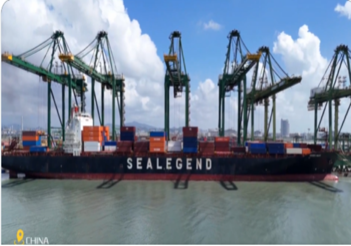 북극항로를 향해 출항 전 화물을 싣는 Istanbul Bridge호. 사진 : X