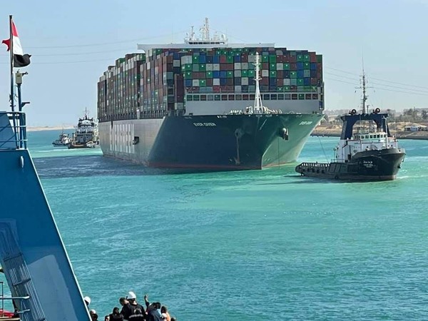 사진은 2021년 좌초 후 예인되는 'Ever Given호'. 사진 : 수에즈운하관리청(SCA)