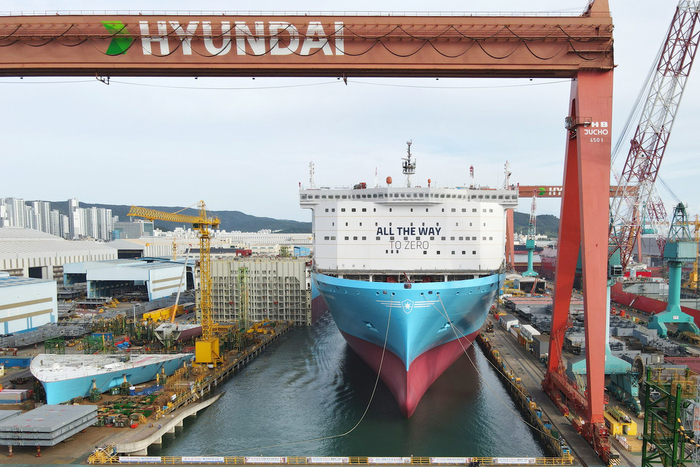 HD현대중공업에서 건조된 세계 최초 메탄올 추진 초대형 컨테이너선. 사진 : HD현대