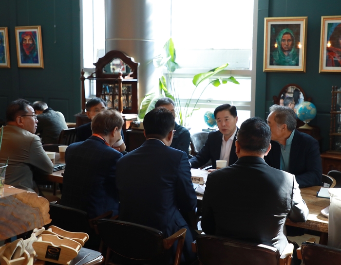 이경규 사장이 OKTA 임원진들과 인천항 수출 관련 협의를 하고 있다. 사진 : IPA