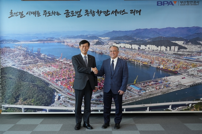 부산항을 찾은 Ramón Castañeda 사장과 송산근 BPA 사장이 악수하고 있다. 사진 : BPA