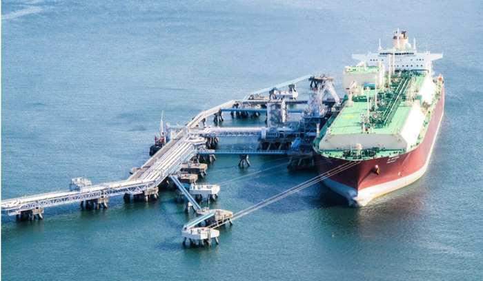LNG를 하역하는 나킬랏의 Q-Max급 LNG선. 사진 : Nakilat