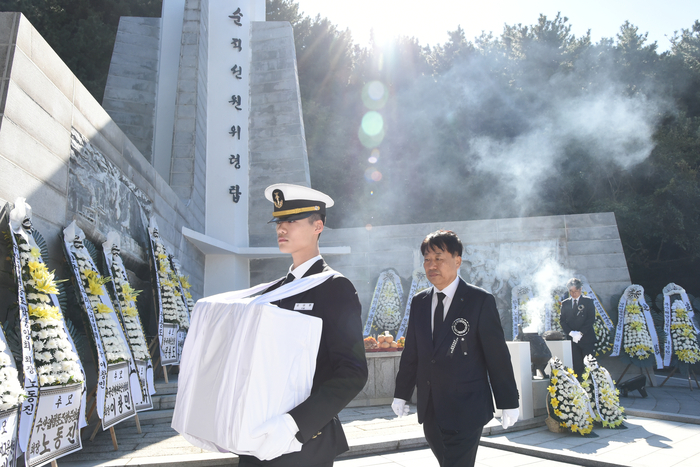 위패봉안식이 진행되고 있다. 사진 : 선원노련