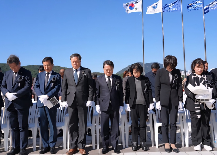 안병길 해진공 사장(가운데)이 29일 열린 「제47회 순직선원 합동위령제」에서 참석자들과 함께 순직선원의 영령을 추모하고 있다. 사진 : KOBC