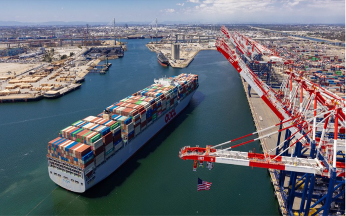미국 롱비치항에 입항하는 컨테이너선. 사진 : 롱비치항만청