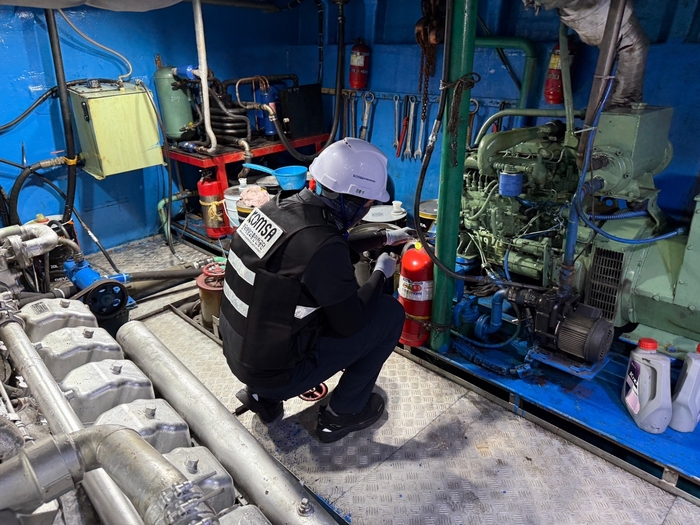 현장에서 작업하는 KOMSA의 어선원 안전·보건 전담 직원.